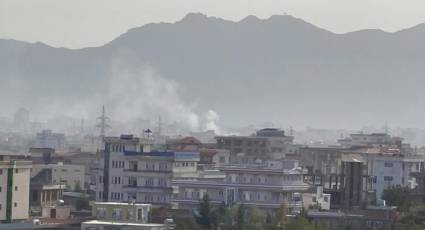 El humo se eleva tras la explosión cerca del aeropuerto de Kabul