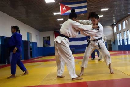 Las chicas de la preselección antillana de judo trabajan sin descanso para asegurarse un puesto en el equipo.