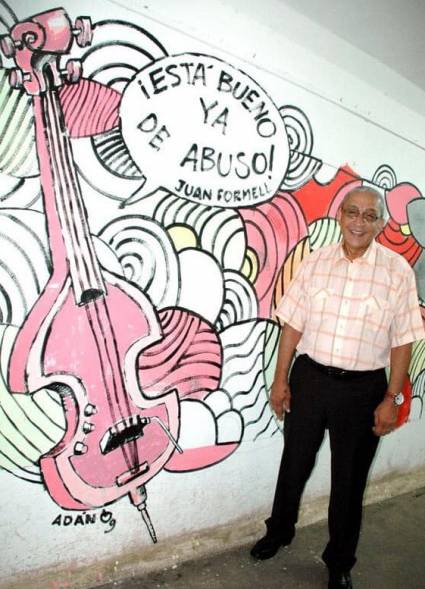 Uno de los murales más efímeros que hemos creado lo hicimos en el Pabellón Cuba, convocados por la Uneac. De las manos de Adán surgió la idea de dejar plasmada la contundente frase que expresara Formell en el Concierto por la Paz, realizado en la Plaza de la Revolución en el año 2009. Días después el fotógrafo Kaloian dejaba constancia con esta imagen.