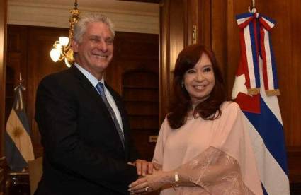 El Presidente cubano, Miguel Díaz-Canel Bermúdez, y la vice presidenta argentina Cristina Fernández.