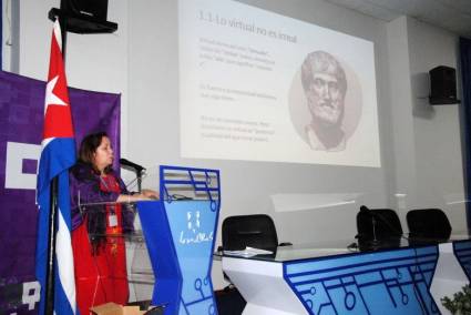 Rosa Miriam Elizalde imparte la conferencia «La ineludible realidad de lo virtual».