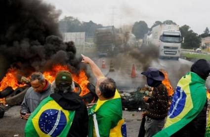 Camioneros seguidores del presidente brasileño saliente Jair Bolsonaro, bloquean en noviembre una autopista