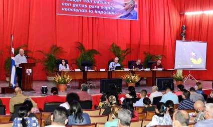 Miguel Díaz-Canel Bermúdez se reunió con las máximas autoridades de Cienfuegos para evaluar las potencialidades locales para el año en curso