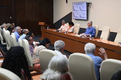 El Primer Secretario del Comité Central del Partido Comunista y Presidente de la República, Miguel Díaz-Canel Bermúdez, encabezó este martes, desde el Palacio de la Revolución, otro encuentro con expertos y científicos para temas de Salud.