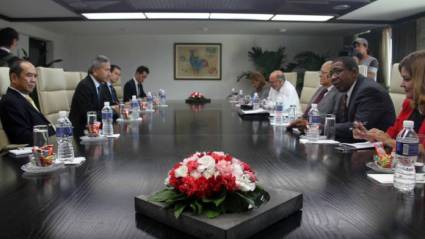 Reunión entre Vivian Balakrishnan, ministro de Relaciones Exteriores de Singapur, y Ricardo Cabrisas Ruiz, vice primer ministro de la República de Cuba y ministro de Comercio Exterior y la Inversión Extranjera