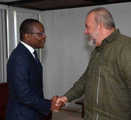 Manuel Marrero Cruz, primer ministro de Cuba, recibe al ministro de Estado angolano, Adão Francisco Correia de Almeida