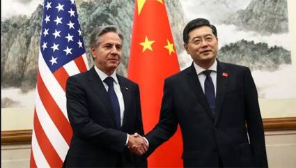 El secretario de Estado Antony Blinken, izquierda y el ministro chino del Exterior, Qin Gang, durante su encuentro en Pekín el domingo 18 de junio de 2023