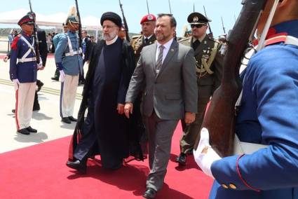 El Presidente iraní fue recibido en el aeropuerto Simón Bolívar de Maiquetía por el canciller venezolano