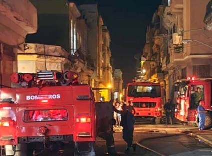 Bomberos acuden a sofocar incendio en Centro Habana