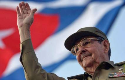 Presidente de Cuba felicita a Raúl Castro