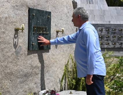 Díaz-Canel depositó flores en los memoriales de José Martí, Carlos Manuel de Céspedes y Mariana Grajales, y en la sencilla roca que guarda los restos mortales de Fidel.