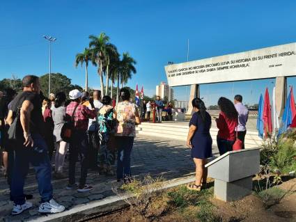 El acto, iniciado con la colocación de una ofrenda floral ante el mausoleo donde reposan sus restos, fue presidido por Arelis Marrero Guerrero, integrante del Comité Central y del Buró Provincial del Partido, y otros dirigentes.