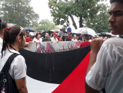 A pesar de la fuerte lluvia, Santa Clara marchó este viernes por la paz y en solidaridad