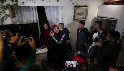Israa Jaabis, palestina excarcelada por Israel, se reencuentra con su familia