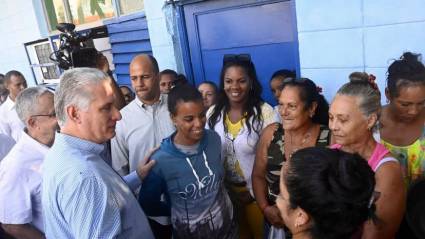 Presidente de Cuba visita comunidad habanera en transformación