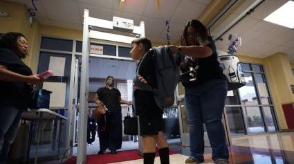 Estudiantes pasan a través de un detector de metales en la Escuela Elemental Freedom, en San Antonio, estado de Texas, el 23 de agosto de 2023