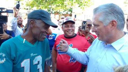 Llama Presidente cubano a hacer más por encima del bloqueo