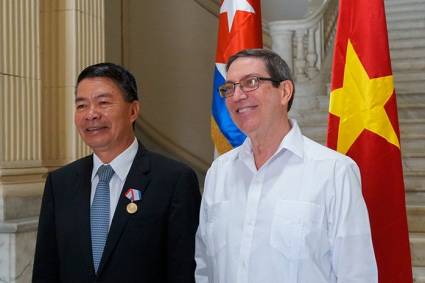 Cuba confiere Medalla de la Amistad a Embajador de Vietnam, Le Thanh Tung.jpg