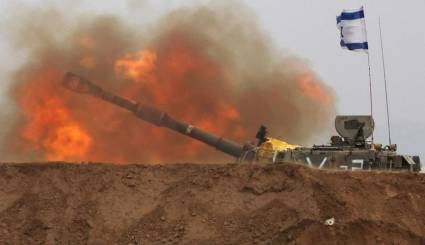 Un tanque israelí apostado junto a la frontera con la Franja de Gaza.