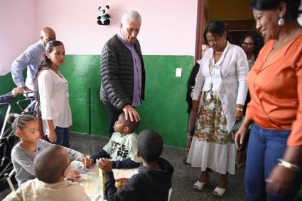 Miguel Díaz-Canel Bermúdez visita la casa para menores sin amparo familiar