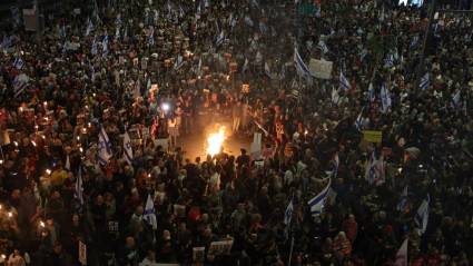 Miles de personas salieron este sábado a las calles de Tel Aviv, Jerusalén, Cesarea, Raanana y Herzliya para exigir la destitución de Benjamin Netanyahu