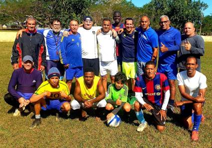 Veteranos en Isla de la Juventud no dejan morir la pasión por el futbol