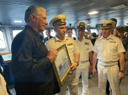 Miguel Díaz-Canel visitó el interior de la fragata Admiral Gorshkov