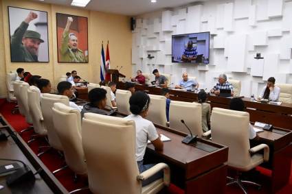 Presidente de Cuba dialogó con dirigentes juveniles