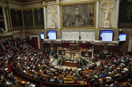 Consideran riesgoso el paso de Macron de convocar a elecciones anticipadas para la Asamblea Nacional francesa