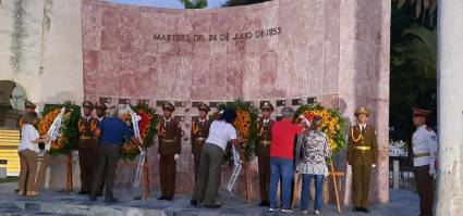 Al amanecer las máximas autoridades del Partido y el Gobierno en Santiago de Cuba, en nombre de toda la nación, rindieron tributo a los mártires del Moncada, en aniversario 71 de la gesta.