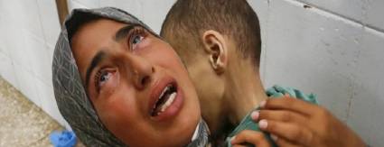 Una madre palestina sostiene a su hijo muerto.