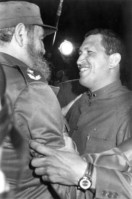 El 13 de diciembre de 1994, en la pista del aeropuerto internacional José Martí, Fidel recibió a Chávez, quien entonces dirigía el Movimiento Bolivariano Revolucionario 200.