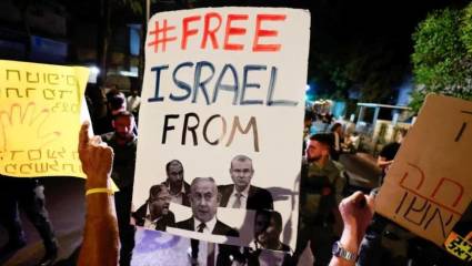 Pancartas contra el gobierno de Netanyahu este domingo