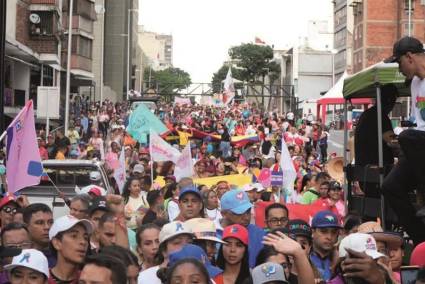 Miles de jóvenes se movilizaron este lunes en Caracas, por la victoria de Nicolás Maduro.