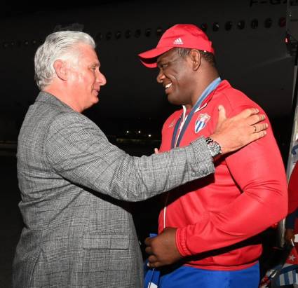 El presidente cubano recibió a los atletas que participaron en París 2024.