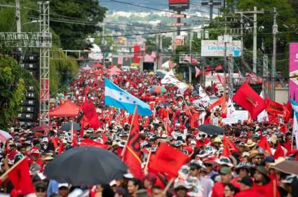 Decenas de miles de hondureños acudieron a manifestar su respaldo a la presidenta Xiomara Castro.