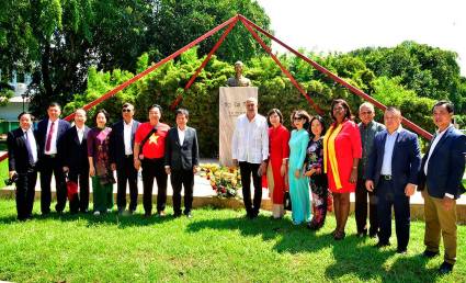 Como parte de la visita, la delegación vietnamita visitó el monumento que honra, en la céntrica avenida de 26, a Ho Chi Minh, padre de la independencia vietnamita y figura entrañable para los cubanos