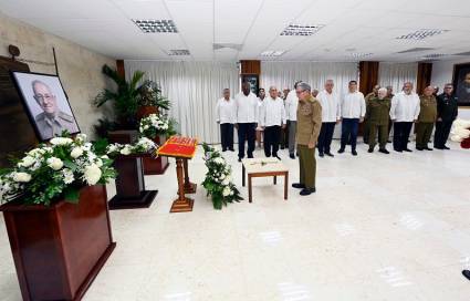 Fue el General de Ejército el primero en colocar una rosa blanca ante la urna.