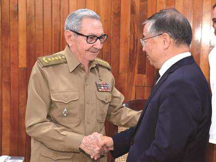 Raúl Castro Ruz y Li Shulei