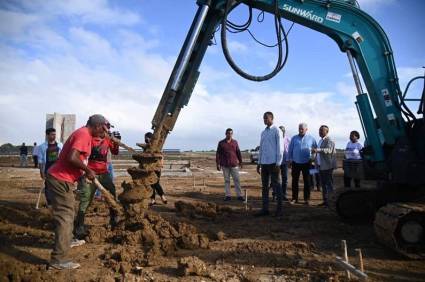 Díaz-Canel visitó las obras del parque solar fotovoltaico La Sabana, en las afueras de Bayamo