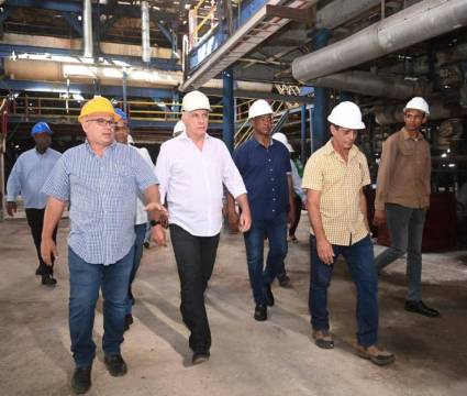 Presidente Díaz-Canel visita empresas en Lajas