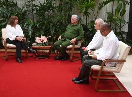 Pie de foto: El Presidente cubano recibió a Mónica Valente, secretaria ejecutiva del Foro de Sao Paulo, quien realiza visita de trabajo a nuestro país