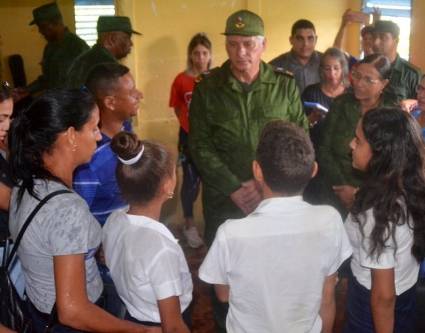 Díaz-Canel compartió con estudiantes de la escuela secundaria básica Mártires de Punta del Silencio