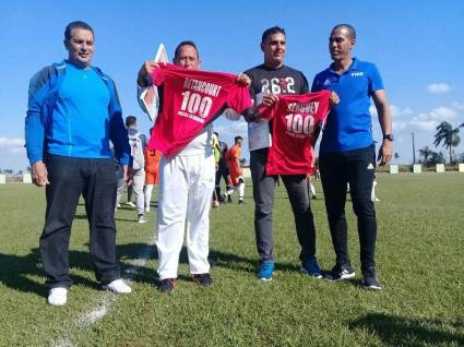 Serguei Prado (tercero de izquierda a derecha) en un homenaje que le ofrecieron junto al «Jimagua» Betancourt