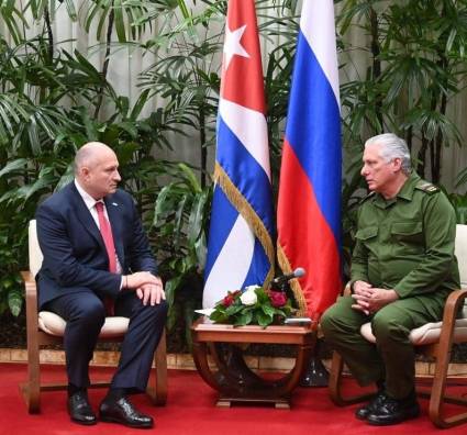 Miguel Díaz-Canel Bermúdez y Alexander Viacheslavovich Kurenkov.