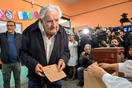 José Mujica se prepara para emitir su voto durante la segunda vuelta de las elecciones presidenciales en Montevideo