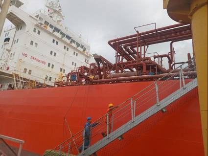 barco de gas licuado entra en Santiago