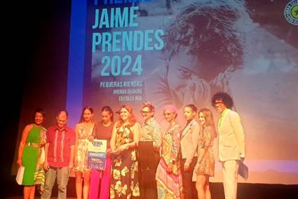 Brenda Shakira Castillo Rúa ganó el Gran Premio Jaime Prendes 2024 con su obra «Pequeñas riendas»· en el 8vo. Salón de Fotografía «Otra Isla».