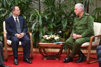 Encuentro de Miguel Díaz-Canel con Liu Junfeng, vicepresidente de la Agencia Nacional de Cooperación Internacional para el Desarrollo de China (CIDCA)