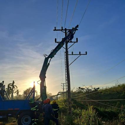 Brigadas de la Unión Eléctrica laboran en la recuperación del sistema eléctrico en el Mariel, provincia de Artemisa, este lunes 11 de noviembre